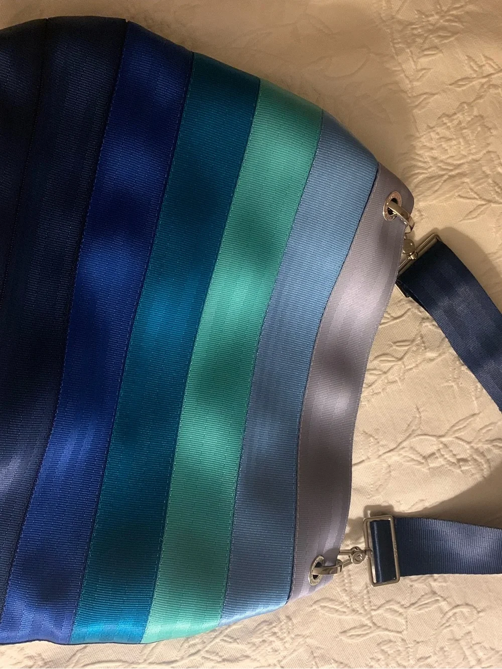 Harvey’s Of California seatbelt bag Seacycle large hobo- beautiful beachy blues